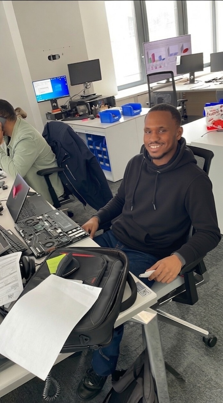 Intervention sur poste informatique au Groupe M6